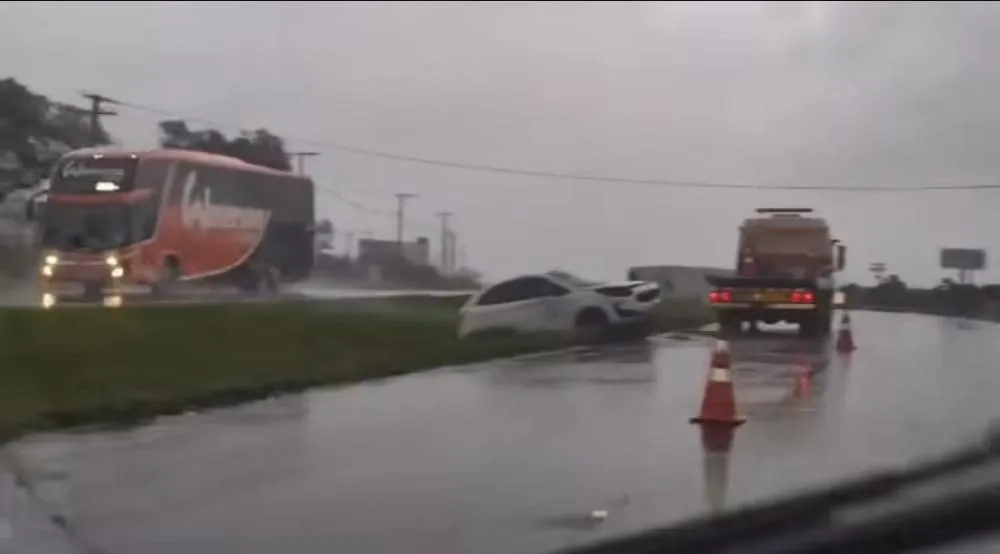 Pista molhada na SP-340 leva carro a capotar em Mogi Guaçu