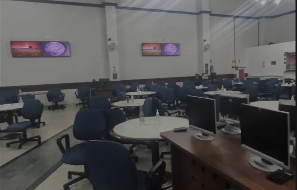 PM fecha bingo clandestino com 94 pessoas e apreende 72 computadores no Centro