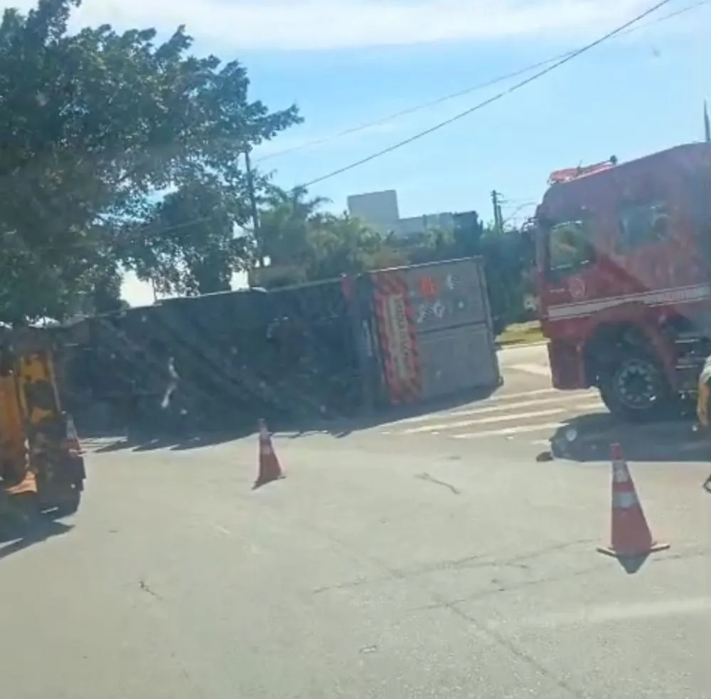 Carreta tomba em frente a condomínio em Paulínia; motorista ficou preso nas ferragens