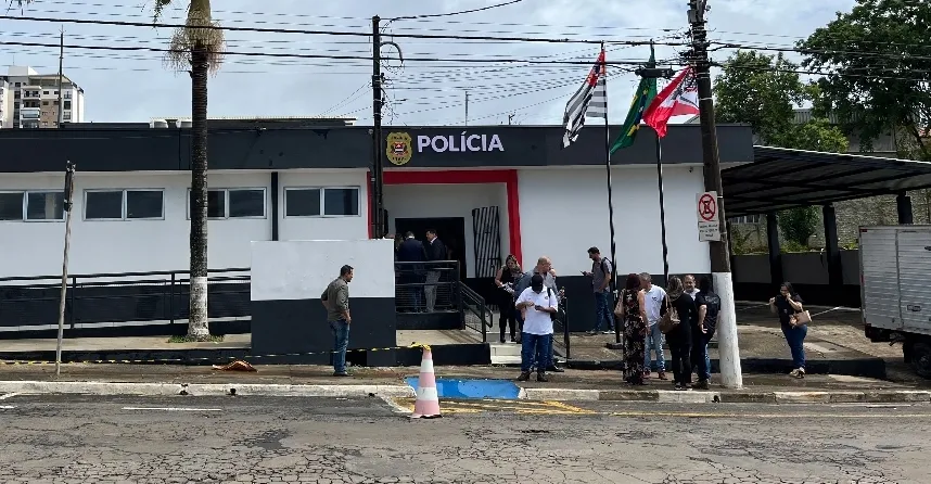 Homem é detido após ameaçar crianças com faca e agressões racistas em Monte Mor