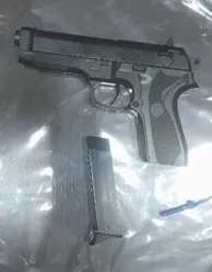 PM vai ajudar motociclista a trocar pneu e apreende simulacro de arma de fogo