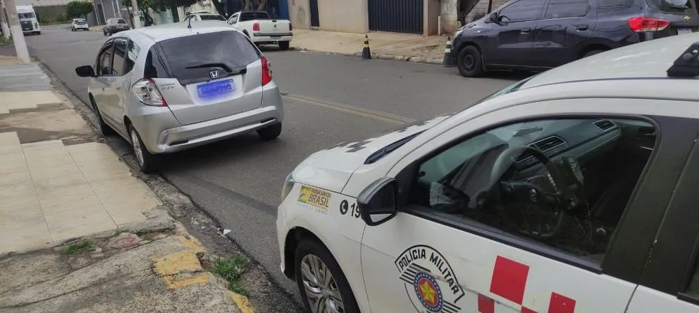 PM recupera carro roubado e prende trio com drogas em Sumaré