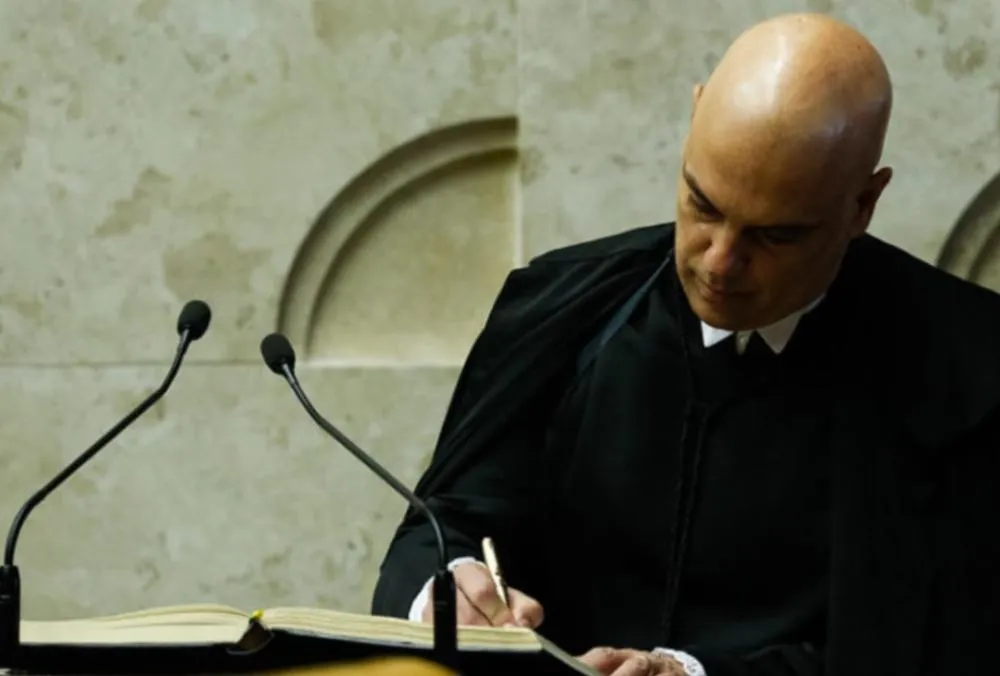 Moraes determinou que prisão de Bolsonaro fosse com respeito, sem imprensa e sem algemas