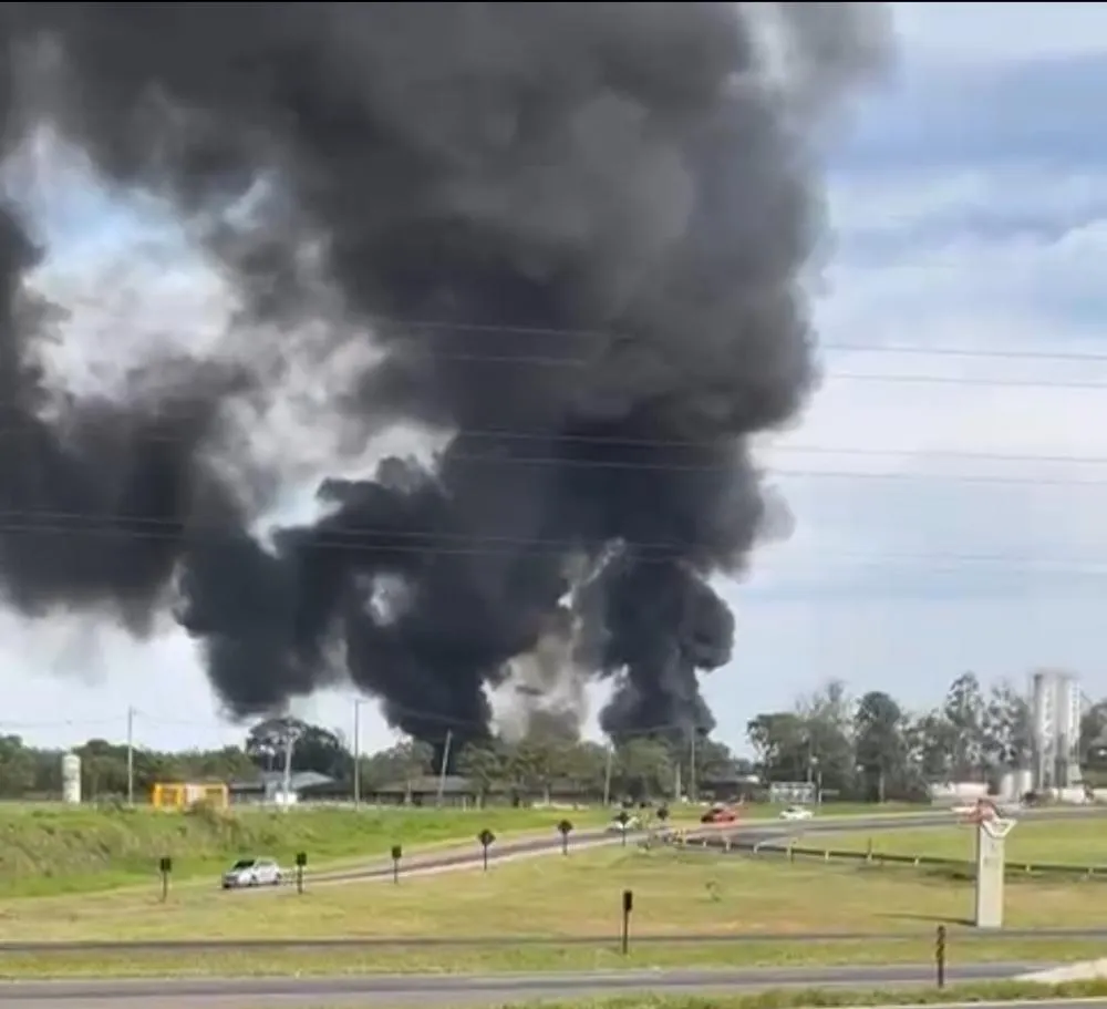 Incêndio de grandes proporções atinge depósito de entulho em Mogi Guaçu