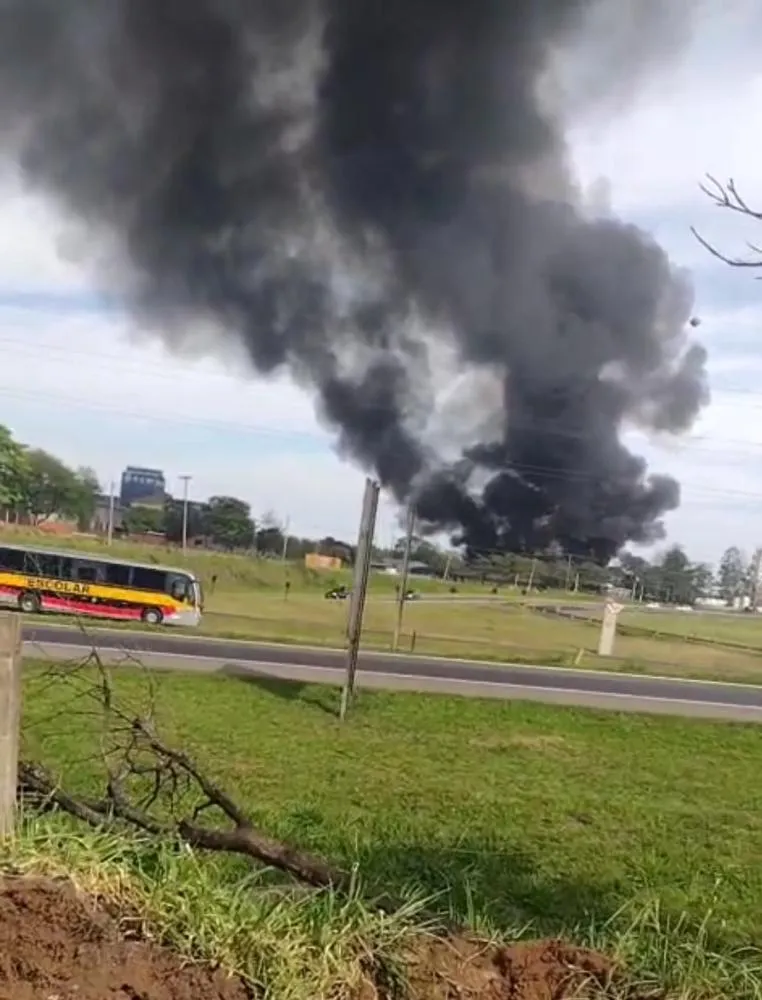 Incêndio em Mogi Guaçu atingiu pátio com entulhos e foi controlado por Bombeiros