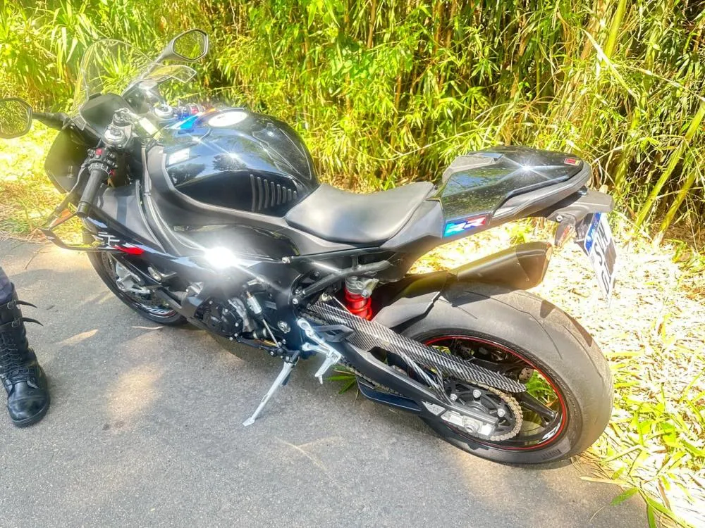Polícia prende condutor que usava adesivo para tampar placa de moto na região
