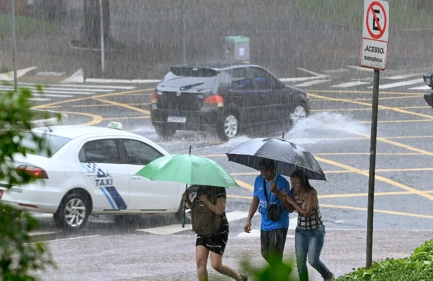 Semana começa com alerta de chuva de granizo e ventania na região