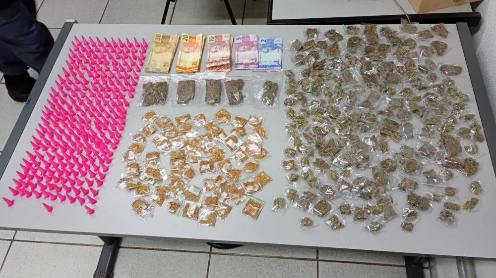 PM prende homem por tráfico após perseguição por telhados em Pedreira
