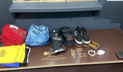 Homem é preso após furtar roupas e danificar caminhão com empilhadeira