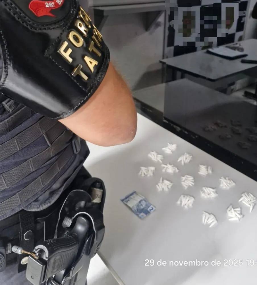 Homem é preso por tráfico; testemunha agride policiais, mas é solta em Mogi Mirim