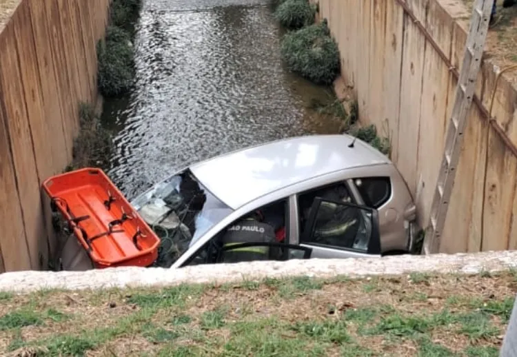 Idoso de 79 anos passa mal, bate carro em caminhão e cai em córrego
