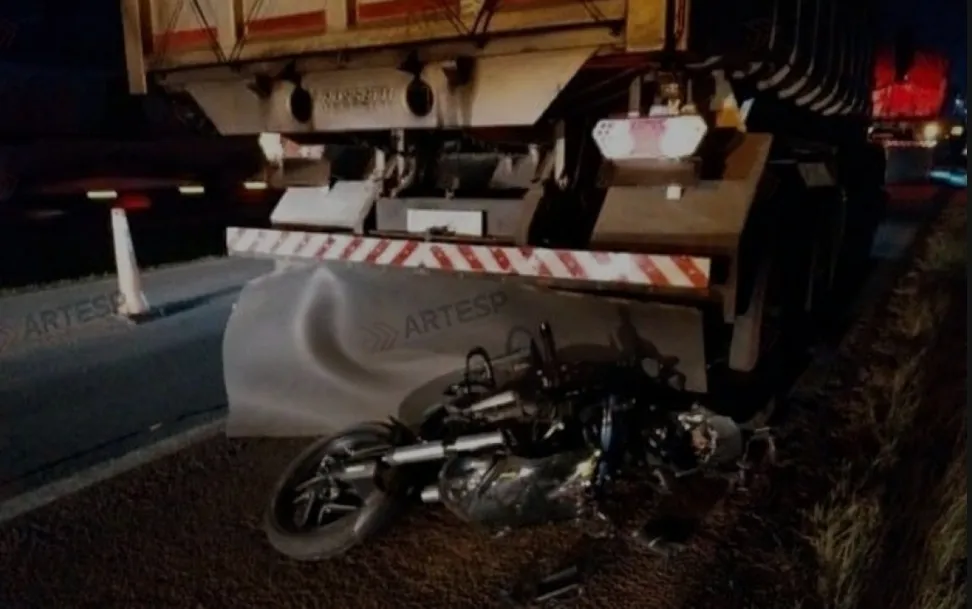 Motociclista morre após atropelar operário em obra na SP-340