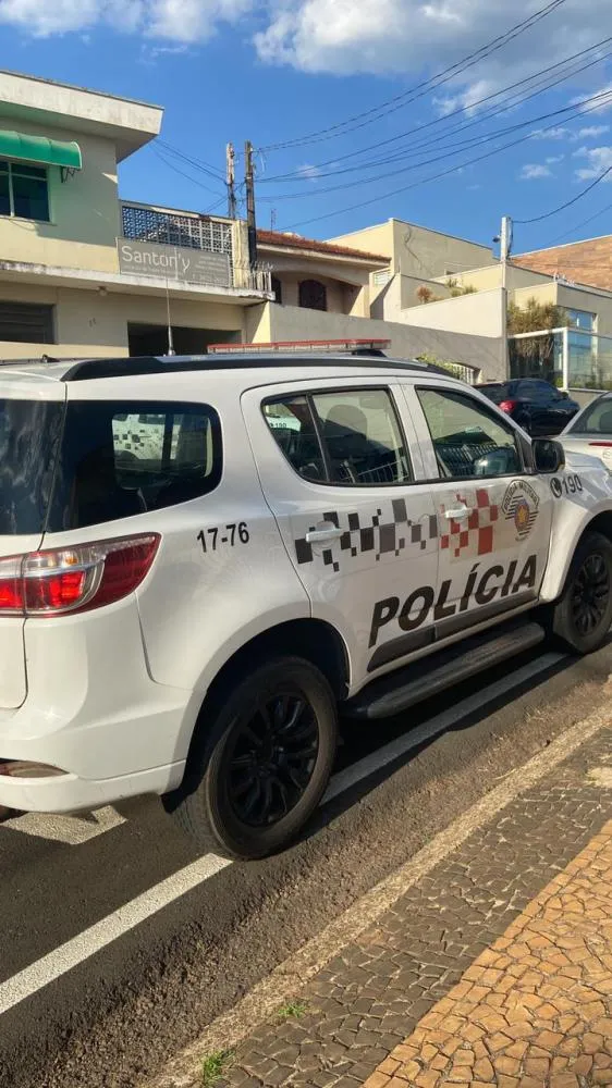 Homem bate na irmã, é preso, liberado em audiência e volta para ameaçar vítima