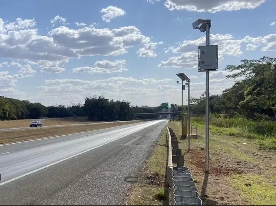 Radar é incendiado e destruído por vândalos em rodovia de Mogi Mirim