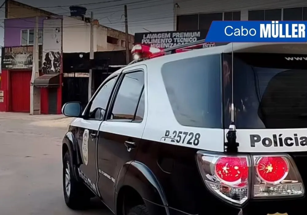 Homem armado invade casa da ex-namorada, mata os pais dela e deixa criança e jovem feridos