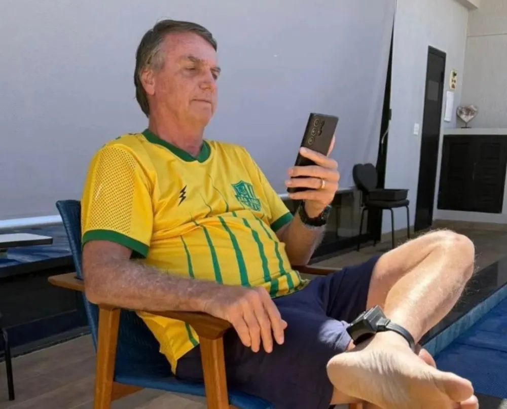 Datafolha: 54% acreditam que Bolsonaro preparava fuga; 33% aceitam versão do surto