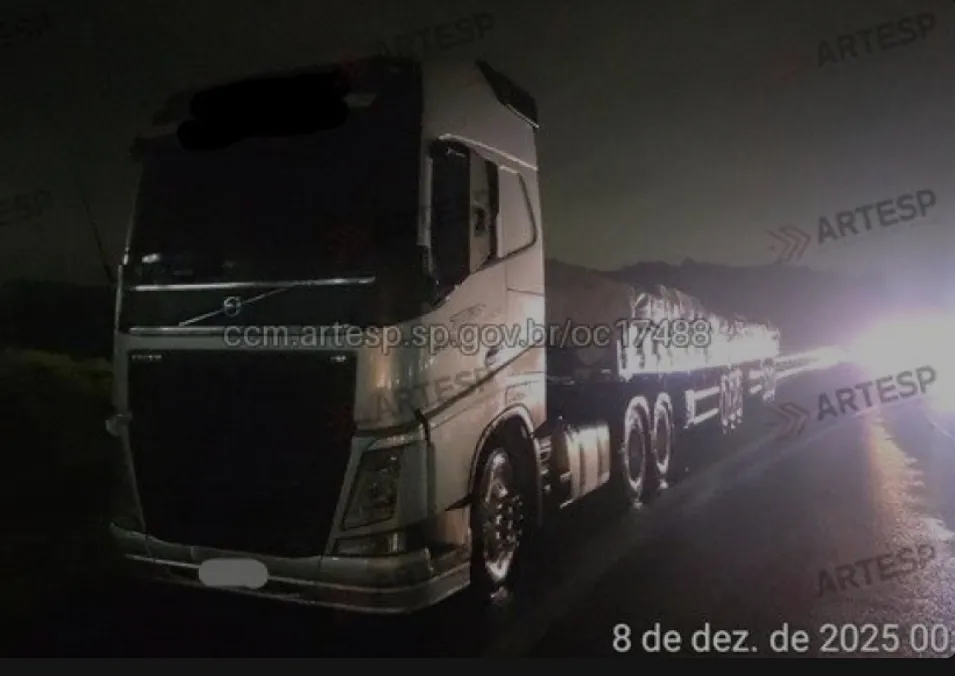 Caminhoneiro morre em colisão após mal súbito do motorista à frente em rodovia da região