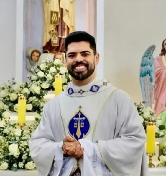 Padre não aparece para missa, fiéis estranham, vou procurá-lo e o encontram morto