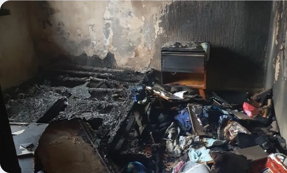 Incêndio destrói casa após vela ser esquecida acesa em quarto