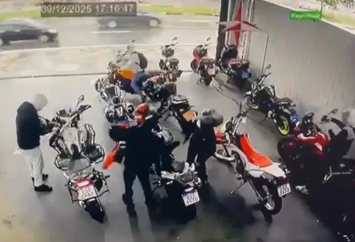 Perseguição termina em acidente após roubo a concessionária de motos em Campinas