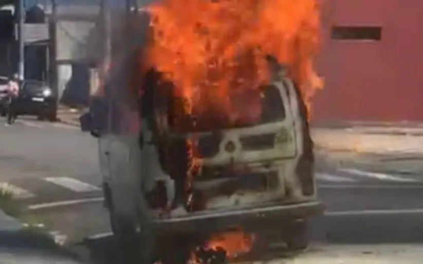 Kombi da Prefeitura de Sumaré pega fogo após abastecimento