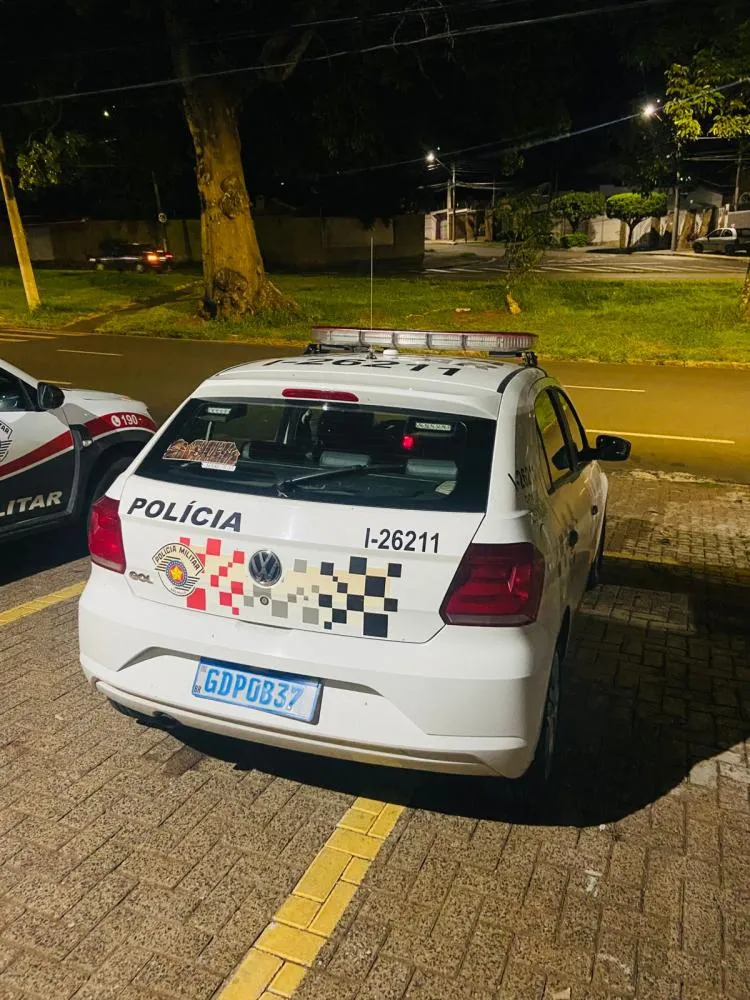 Vizinhos ouvem pedido de socorro, chamam PM e salvam mulher de agressão