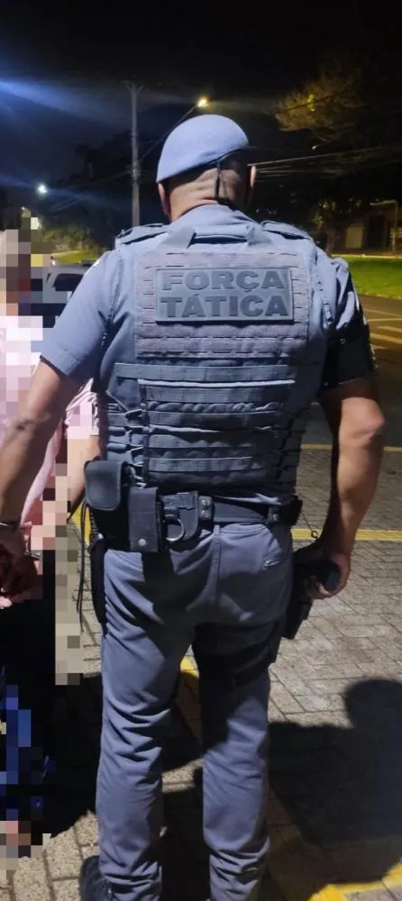 Homem esconde-se em banheiro e mulher é pega em blitz: duas prisões de foragidos em Itapira