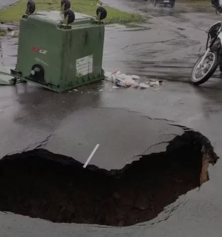Chuva abre buraco em asfalto e interdita cruzamento em Campinas
