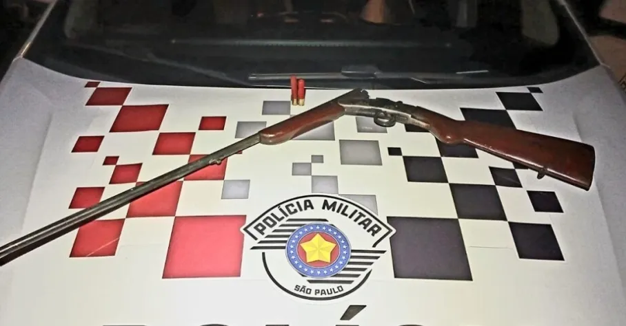 Pedreiro briga em bar, tem casa invadida, atira em suspeito, mas é preso por posse ilegal 
