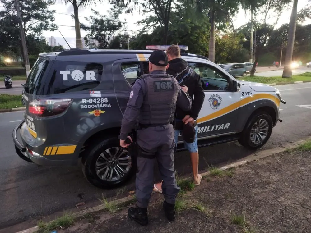 Adolescente é apreendido após tentativa de roubo na rodovia, mas é solto na delegacia