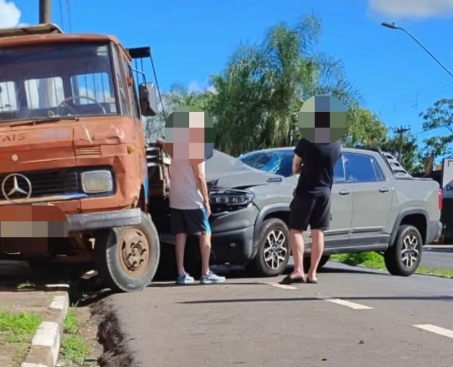 Colisão entre picape e caminhão mobiliza equipes no Centro de Mogi Mirim