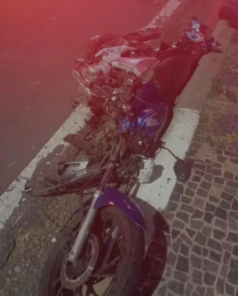 Motorista bêbado avança sinal, atropela motociclista, foge, mas acaba preso pela PM