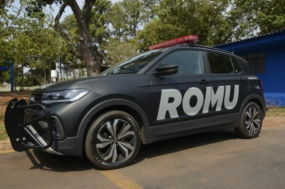 Romu prende suspeito com carro roubado e placas adulteradas em Mogi Mirim