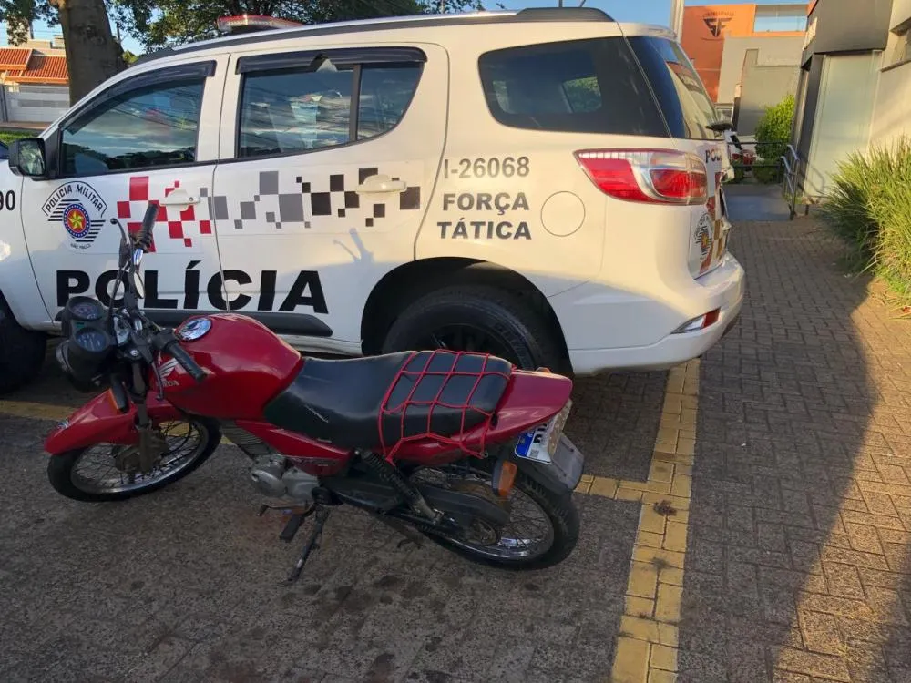 PM apreende moto com adolescente após perseguição em Mogi Mirim