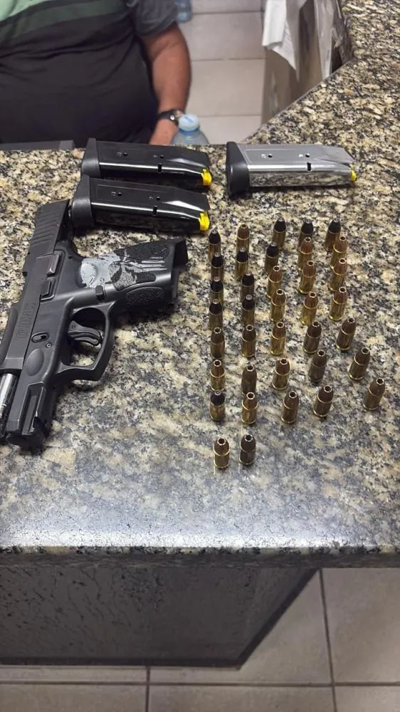 Suspeito ameaça família com arma ilegal na véspera de Natal e acaba preso