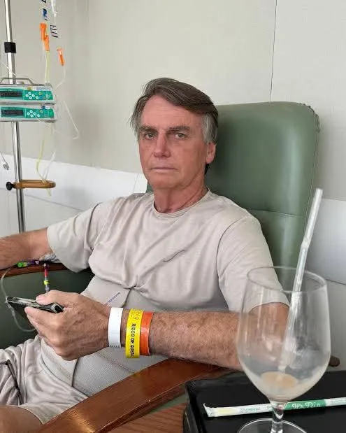 Jair Bolsonaro passa por cirurgia após crise de soluço