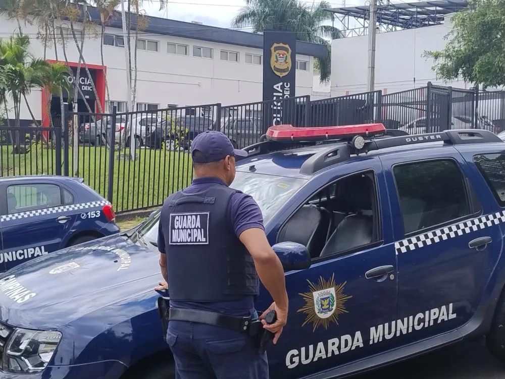 Briga de casal termina na delegacia; homem é encontrado com estilete e taser