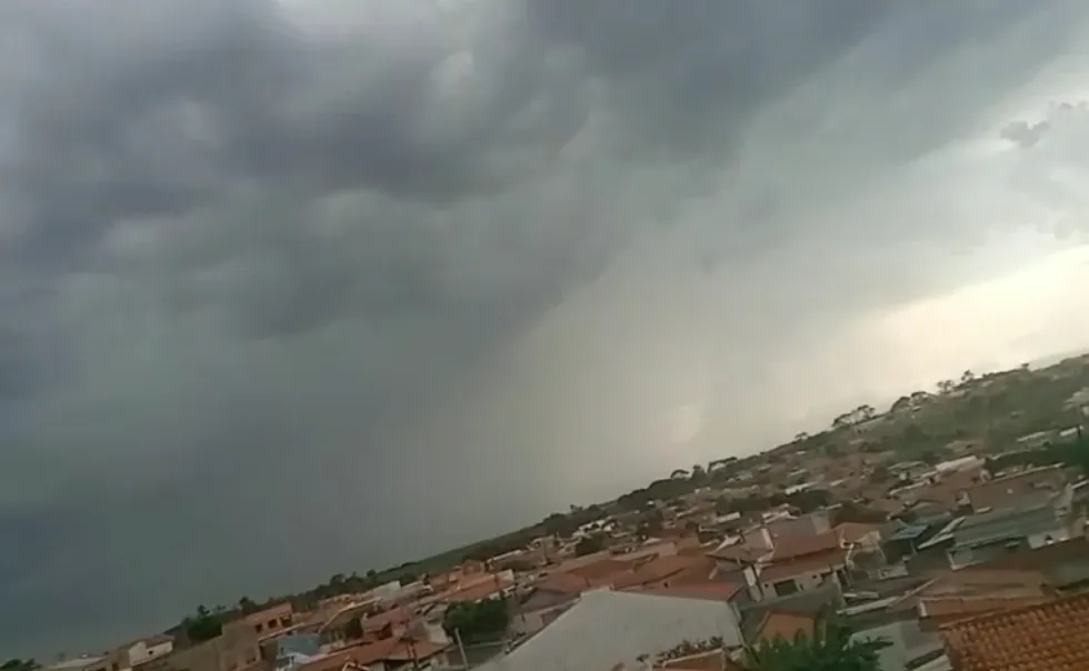 Defesa Civil do Estado emite alerta para tempestades até terça-feira na região