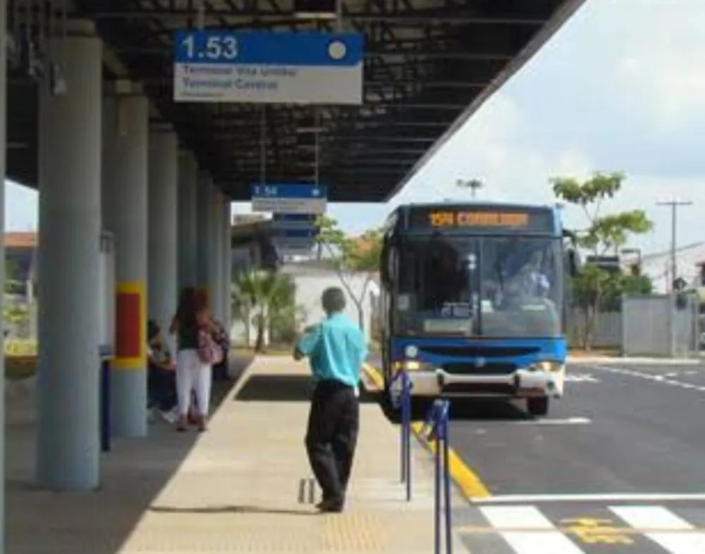 Homem não identificado é encontrado morto dentro de ônibus em Campinas