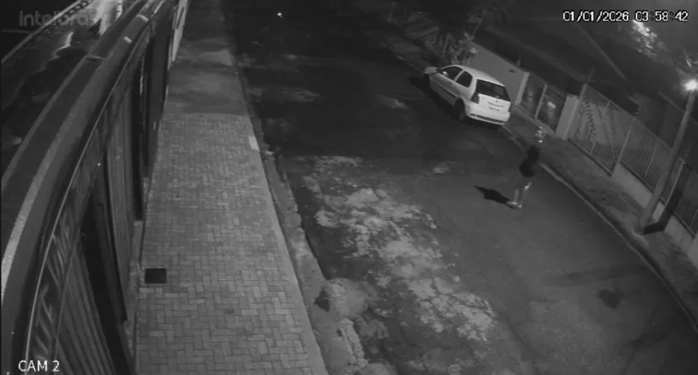 Vídeo mostra carro Pálio branco sendo furtado em Mogi Guaçu; assista