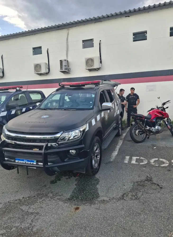 Suspeito com moto ilegal tenta fugir para quintal de casa, mas acaba preso pela GM