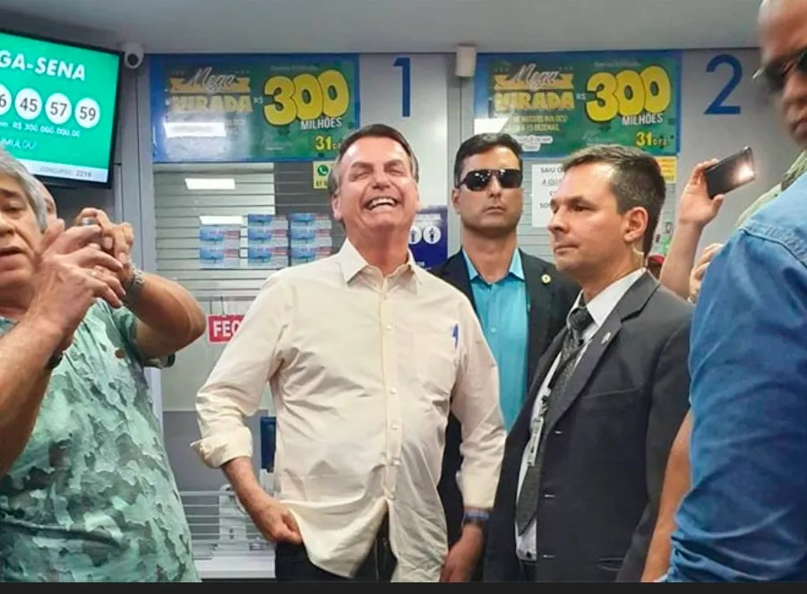 Apostando no 13, Bolsonaro acerta quadra na Mega da Virada e fatura R$ 216