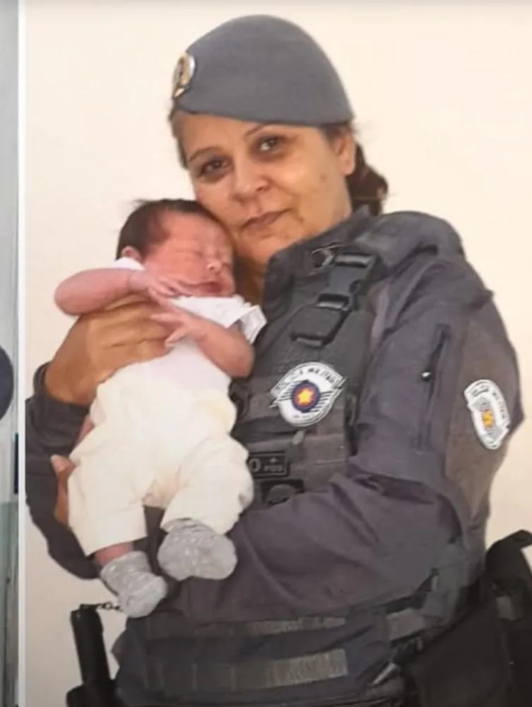 Polícia Militar salva vida de bebê de 14 dias engasgada com leite materno