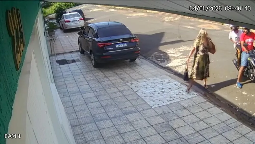 Câmera registra assalto contra mulher à luz do dia em área residencial de Mogi Guaçu; assista