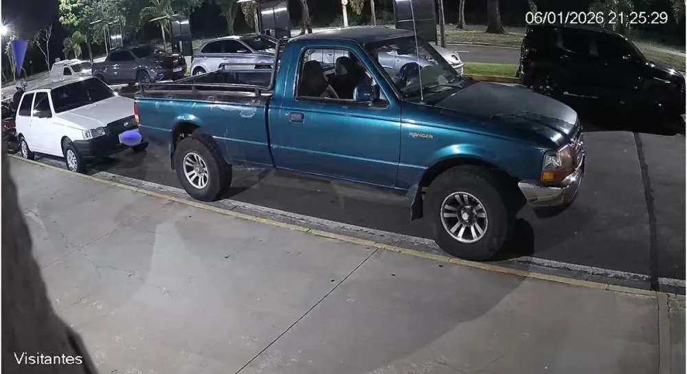 Motocicleta é furtada na Avenida Oscar Chiarelli em Mogi Guaçu; câmera filmou a ação dos bandidos