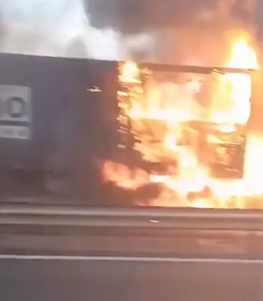 Pane elétrica causa incêndio em caminhão e Rodovia Anhanguera em Sumaré fica fechada; assista ao vídeo