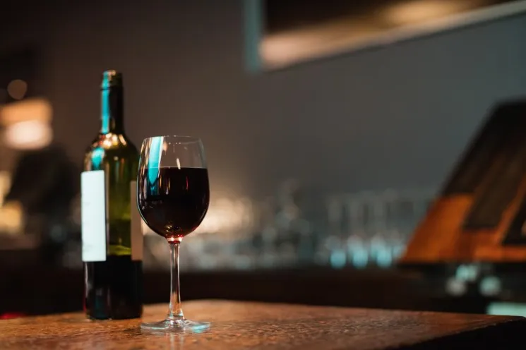 Como descobrir vinhos raros do mundo sem sair de casa