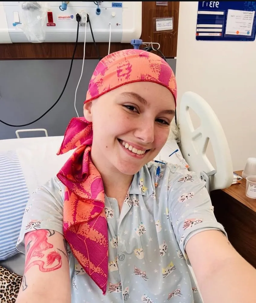 Influenciadora Isabel Veloso morre aos 19 anos após luta contra o câncer