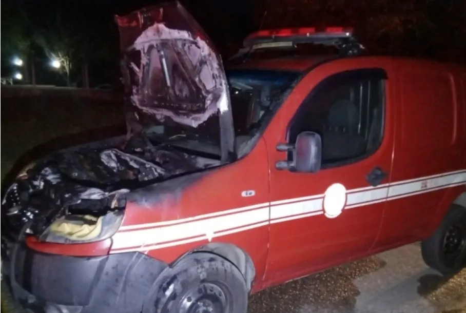Viatura de bombeiros pega fogo após pane na Rodovia SP-342