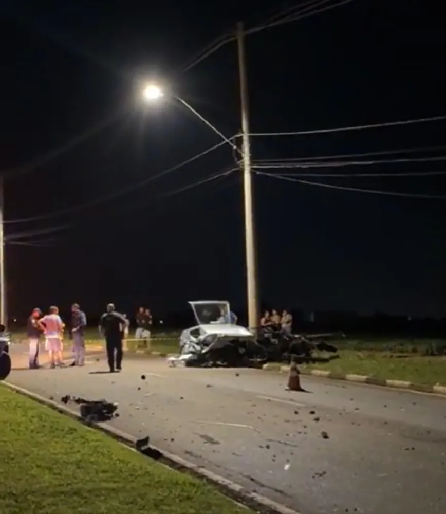 Mulher morre após bater de carro em dois postes em Paulínia